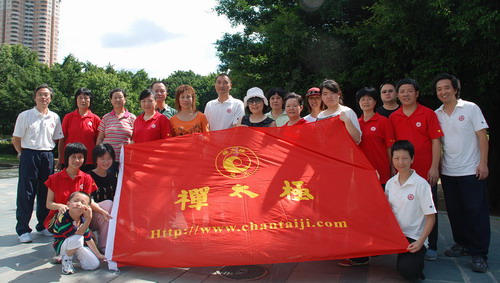 来自上海、成都、香港、深圳的禅太极学员在华侨城与慧光师父合影2010。7